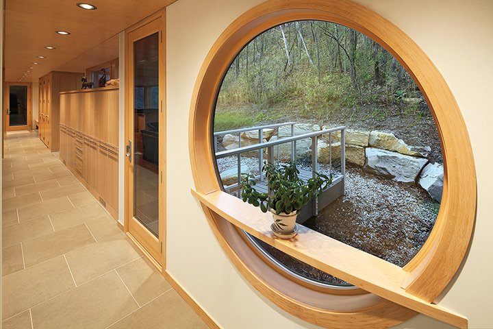 Деревянное круглое окно в интерьере дома