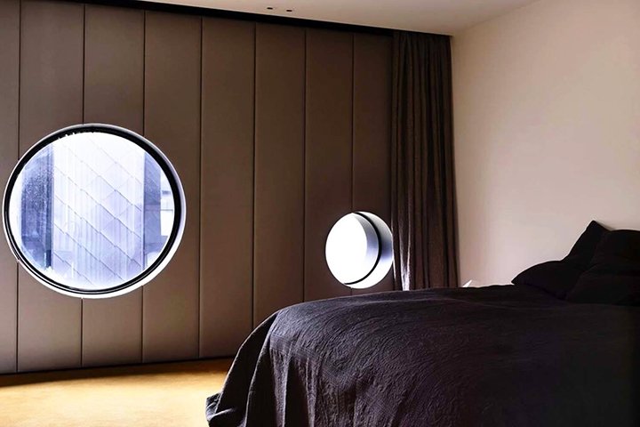 Глухие круглые окна в спальне