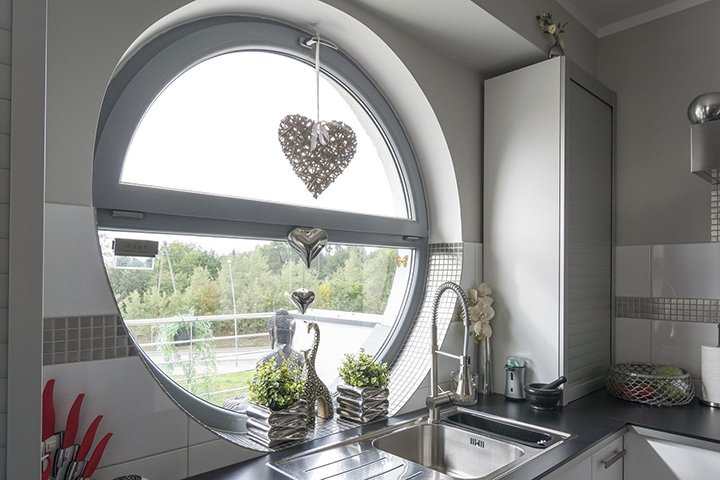 Круглое окно из алюминиевого профиля на кухне