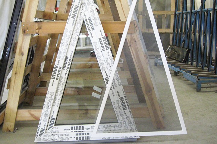 Треугольное окно и москитная сетка