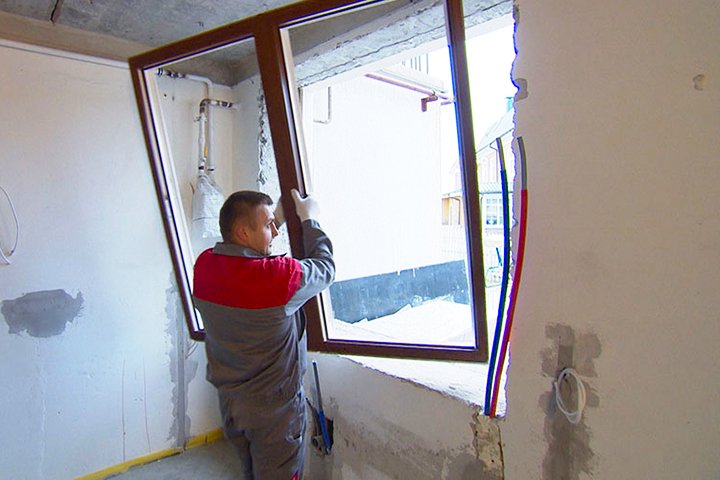 Демонтаж старого ПВХ окна во время капитального ремонта
